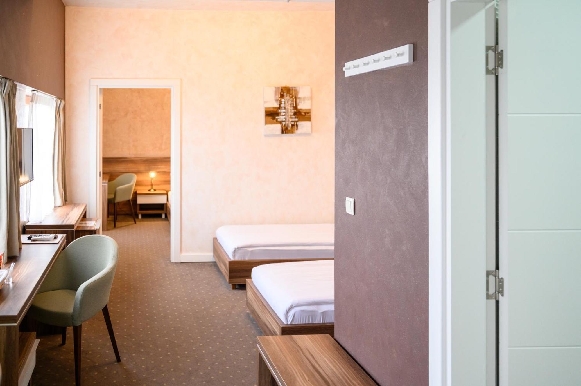 Hotel Mv Monogram à Indija Extérieur photo