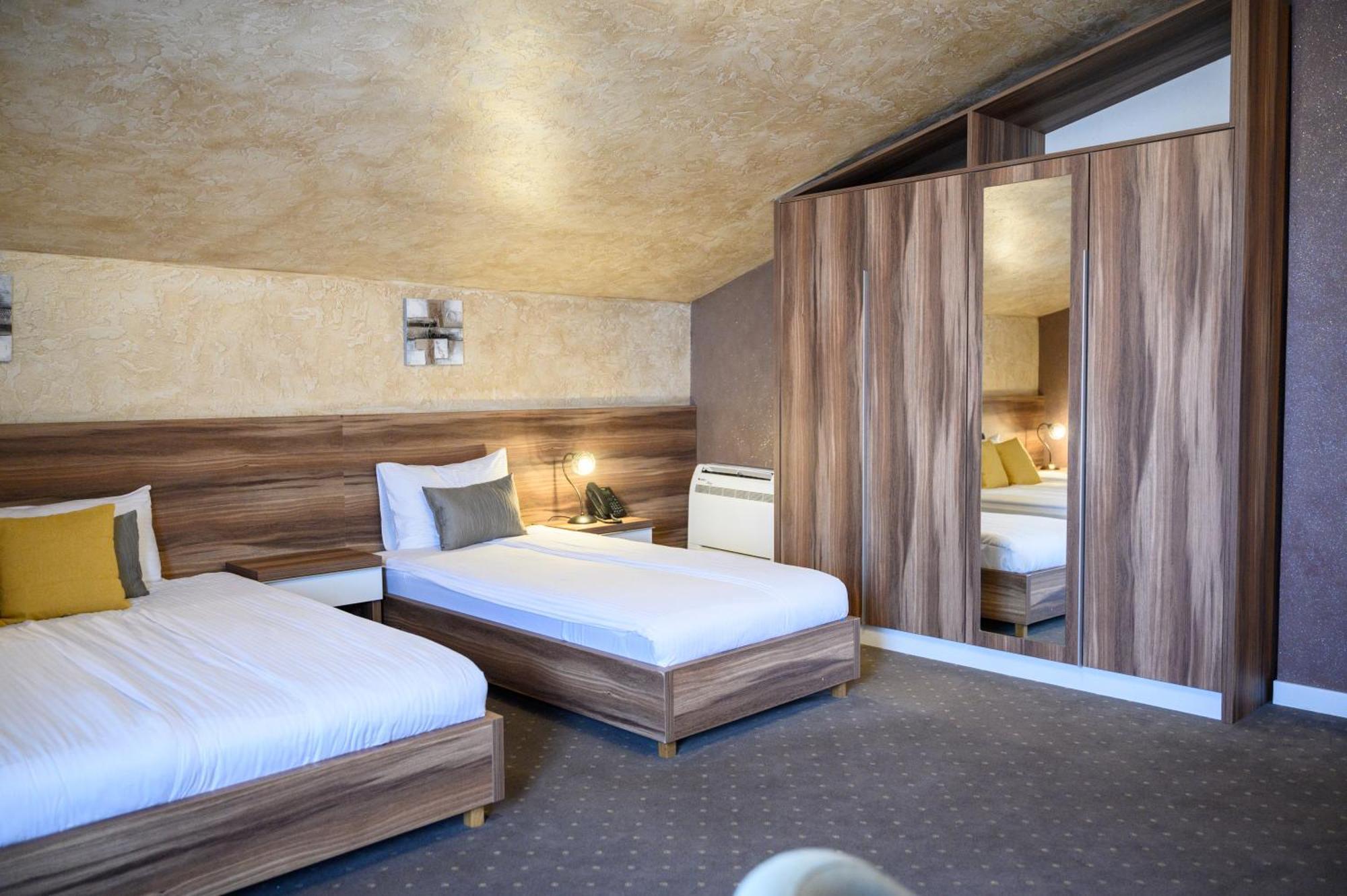 Hotel Mv Monogram à Indija Extérieur photo