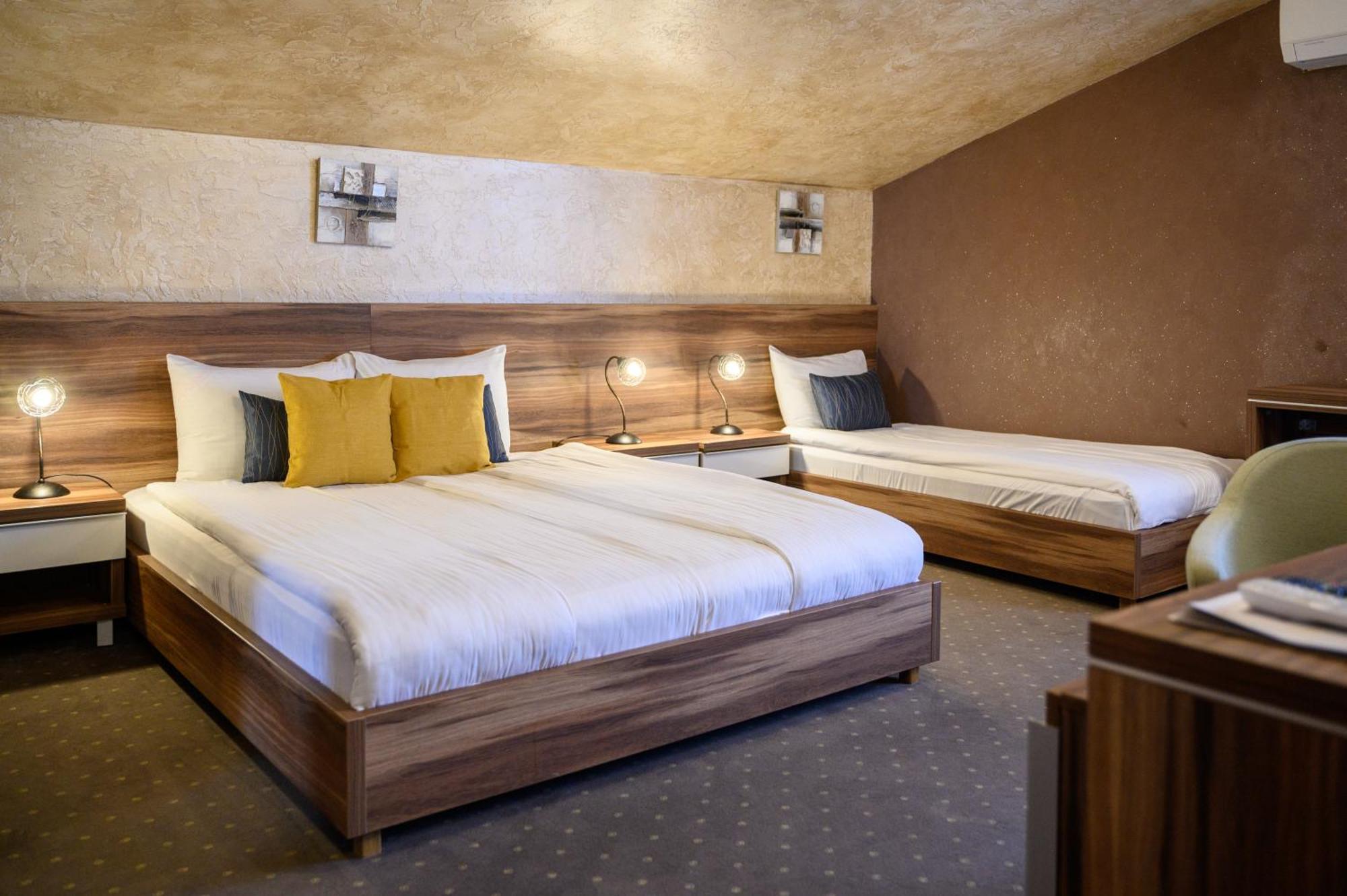 Hotel Mv Monogram à Indija Extérieur photo